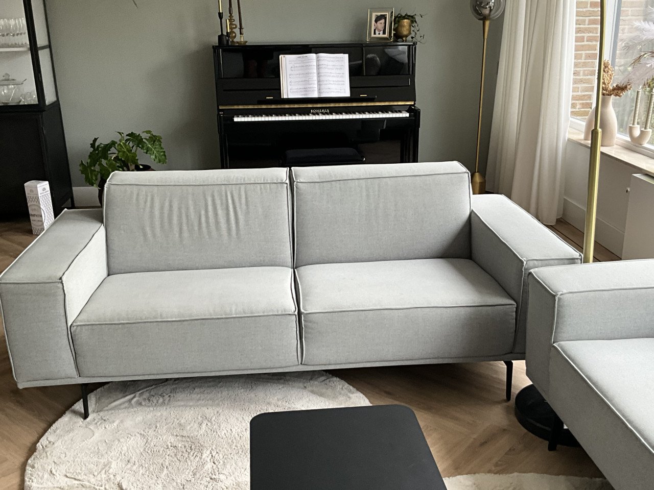 Hippe grijze bank