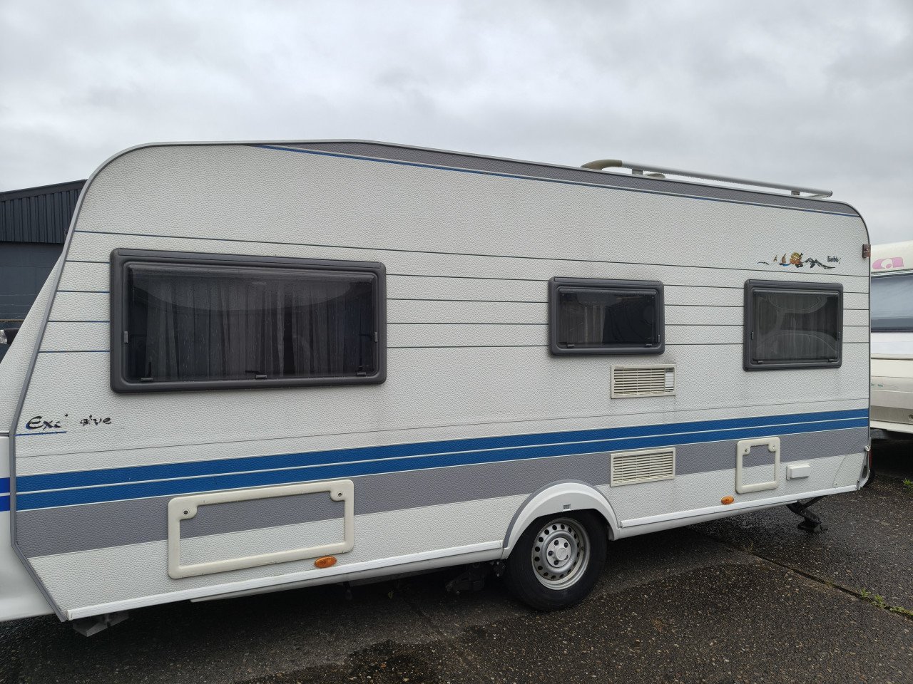 HOBBY Exclusive  495 met mover een voortent