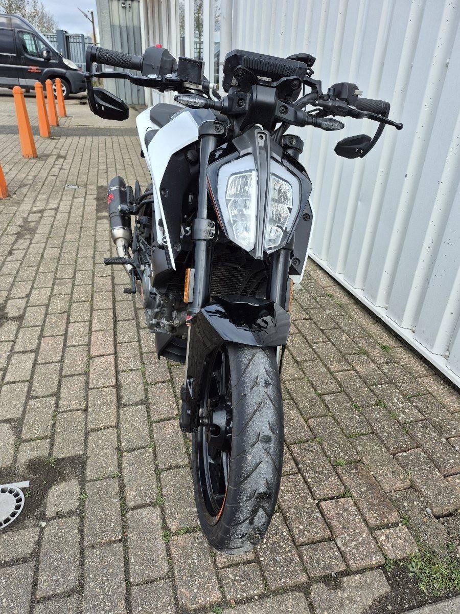 KTM Duke 390 uit 2025, stoere naked bike