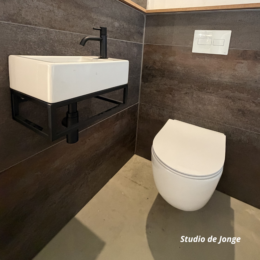 Showroom uitverkoop bij Studio de Jonge – Toilet met fonteintje