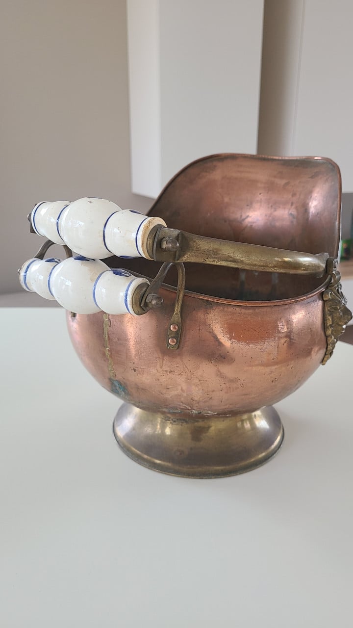 Koperen kolenhelm / kolenkit met delfsblauw handvat