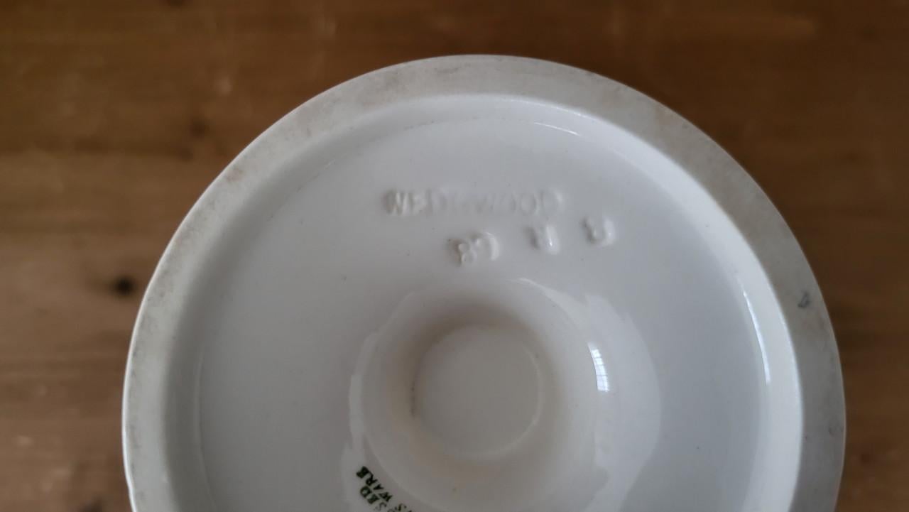 Wedgwood embossed Queen's Ware vaas h 17 cm