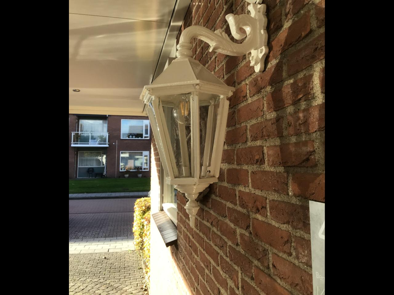 Gietijzeren lantaarn en fontein