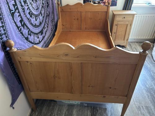 "antiek" grenen ledikant + nachtkastje