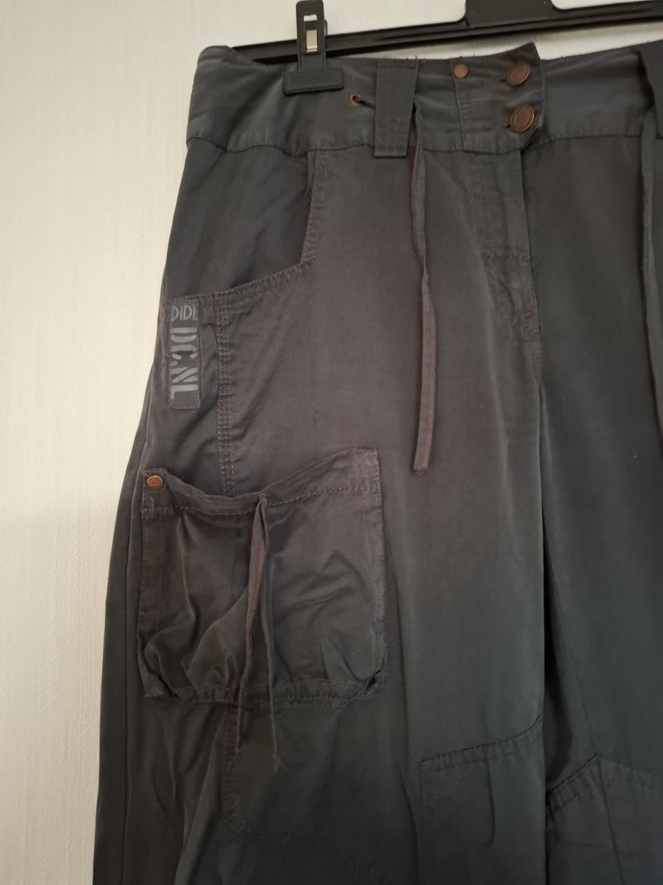 Didi broek met extra zakken en strikdetails. Grijszwart. Maat 42.