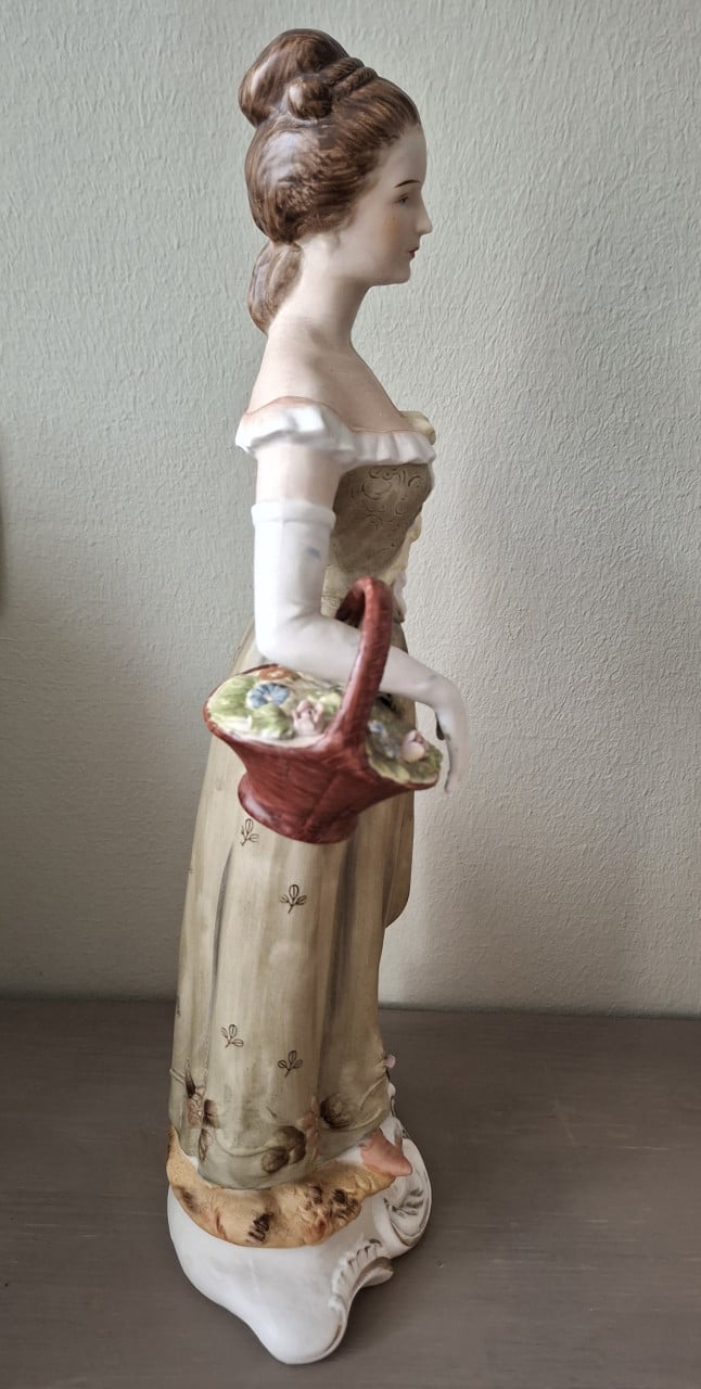 Beeldje: Vrouw met mand