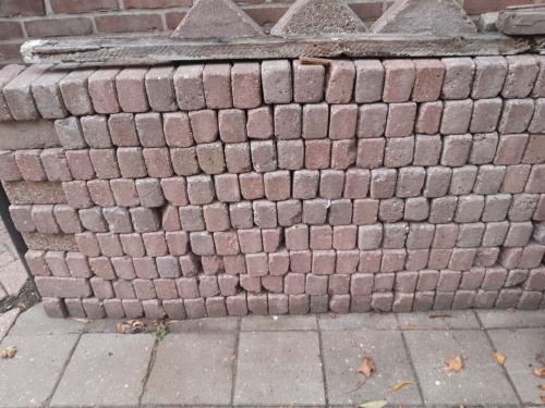GRATIS partij beton straatstenen, trottoirbanden en opsluitbanden