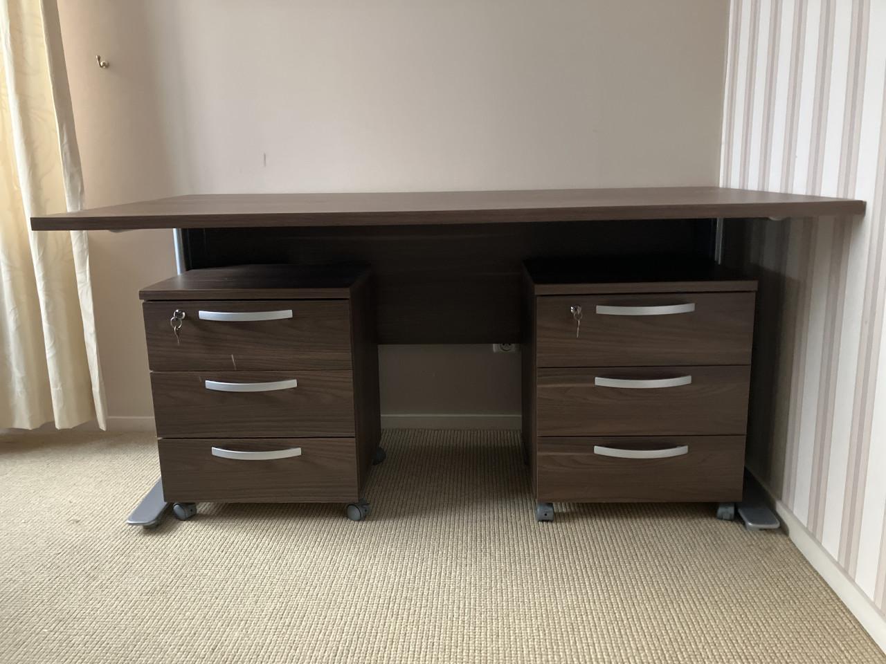 Bureau met 2 ladekastjes