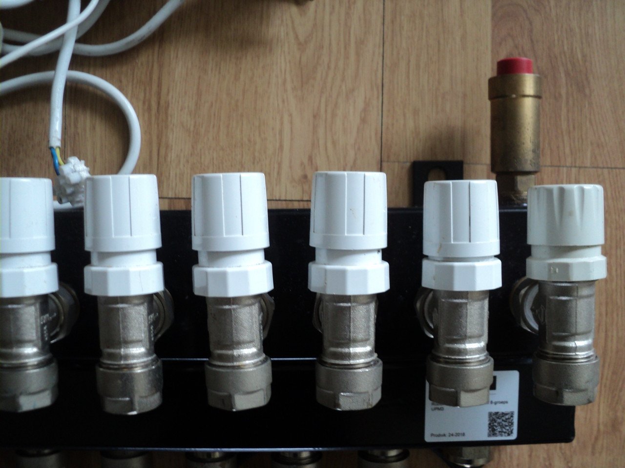 Vrijwel nieuwe 8 groep verdeler vloerverwarming ENERGI ZUINIG +