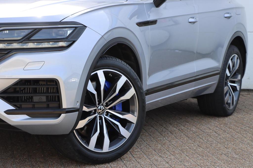 Volkswagen Touareg 3.0 tsi ehybrid 4motion elegance black style 367pk | soh