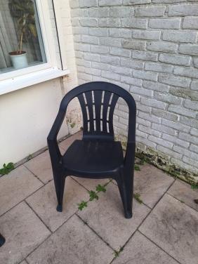 4 stapelbare kunststof tuinstoelen