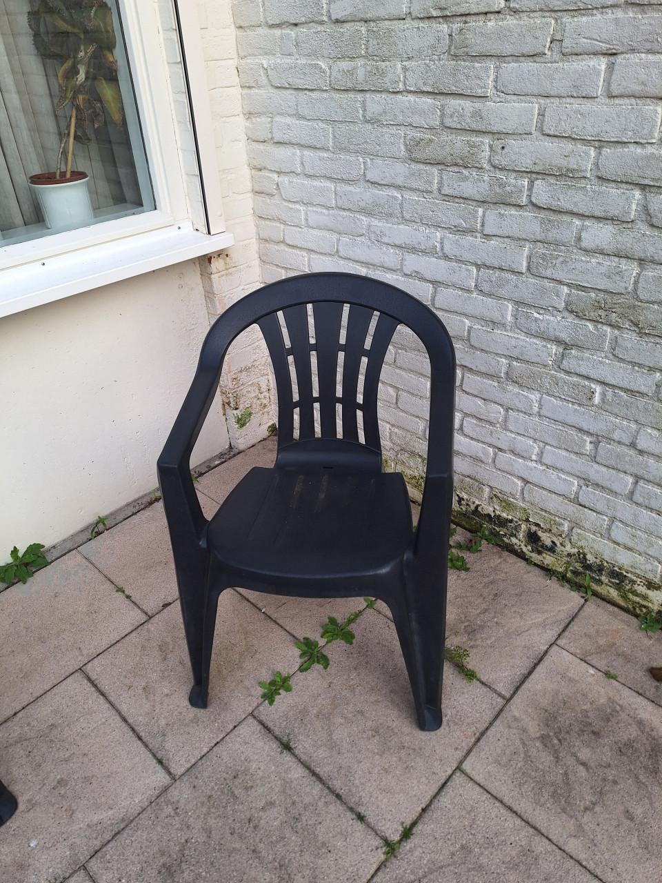 4 stapelbare kunststof tuinstoelen