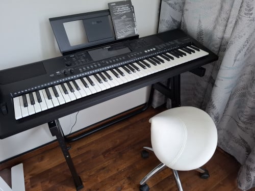 Keyboard Yamaha PSR-EW410 - Met standaard en krukje