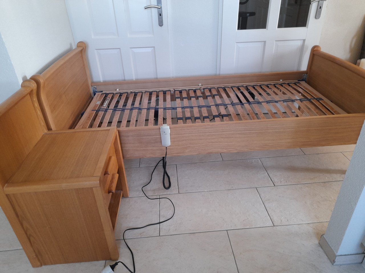 Elektrisch verstelbaar senioren bed 90 x 200( in goede staat) + nachtkastje