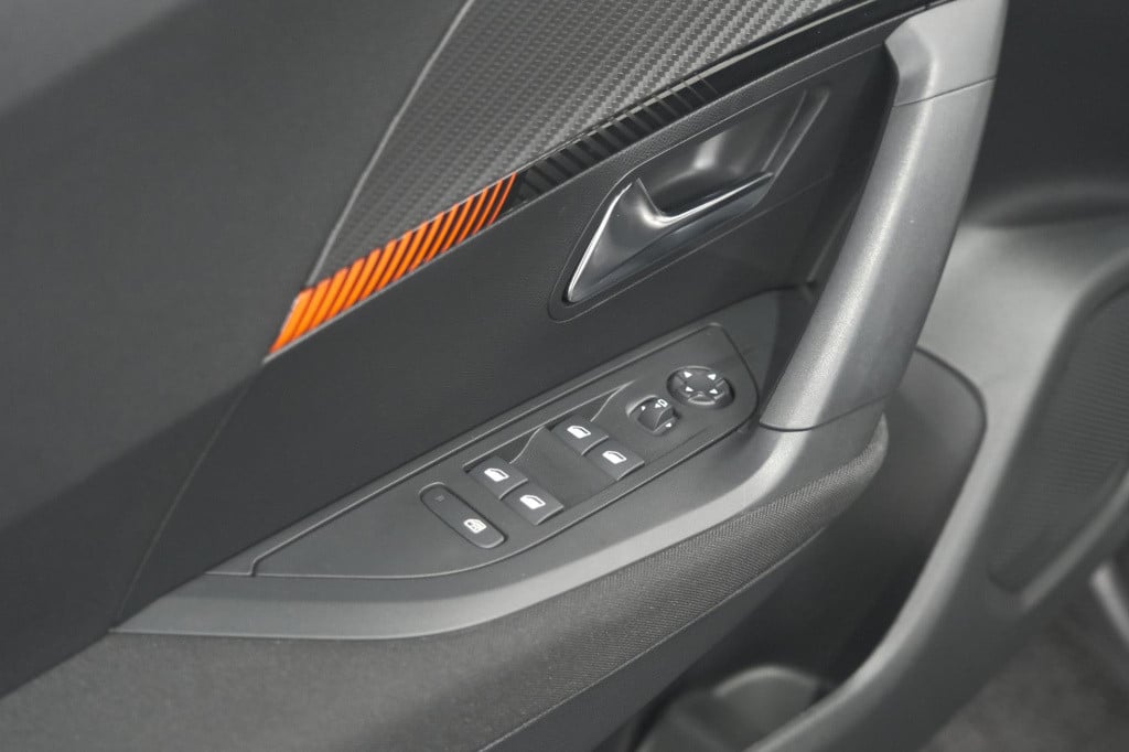 Peugeot 2008 puretech 130 active | camera | apple carplay | parkeersensoren