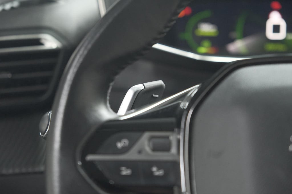 Peugeot 208 puretech 100 eat8 allure | camera | apple carplay | navigatie |