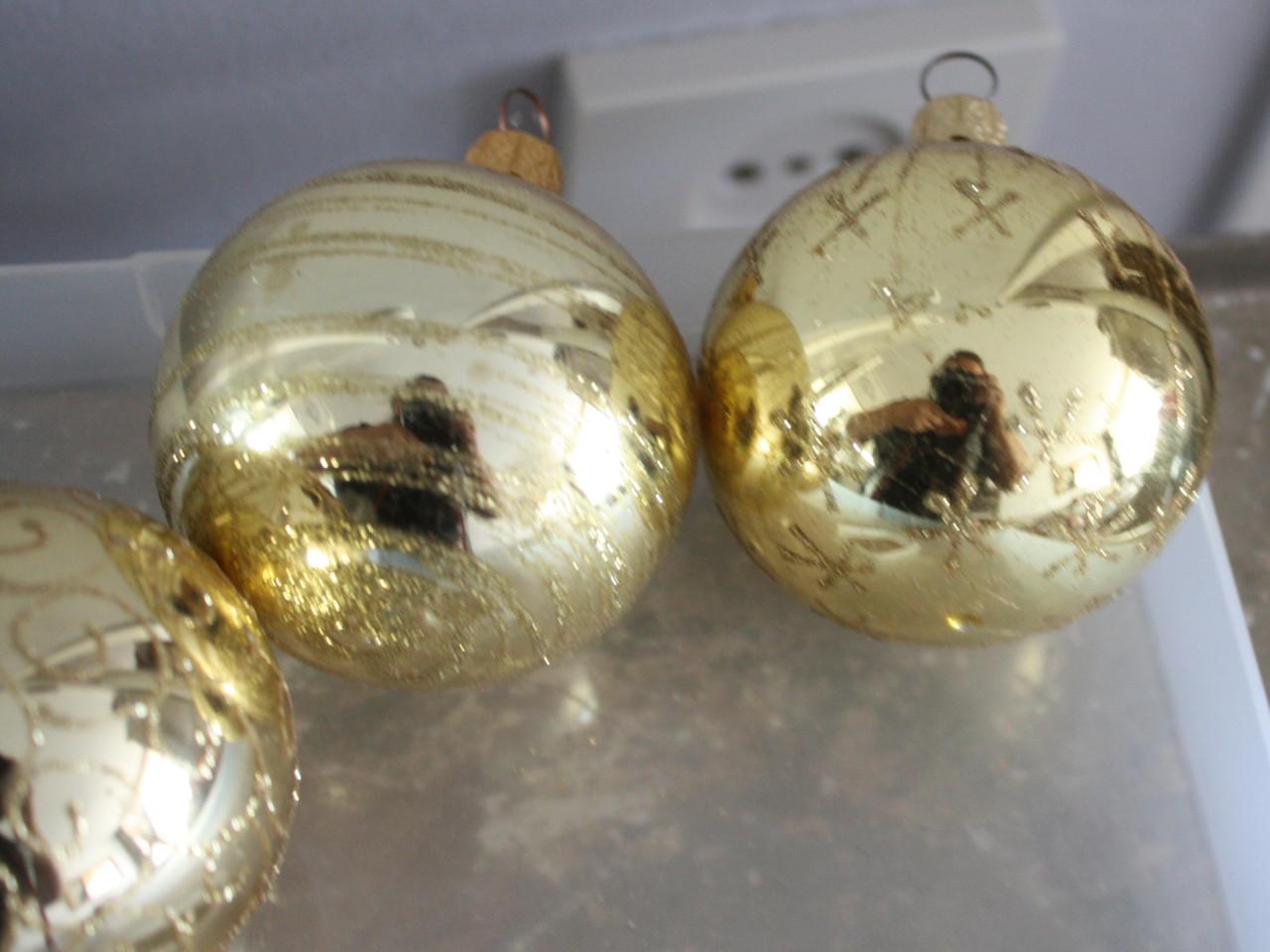 Set van 3 goudkleurige glazne kersbalen met werkje