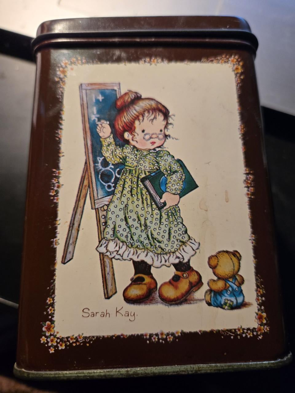 Vintage metalen blikje met een illustratie van Sarah Kay, 12x8.8x8.5cm