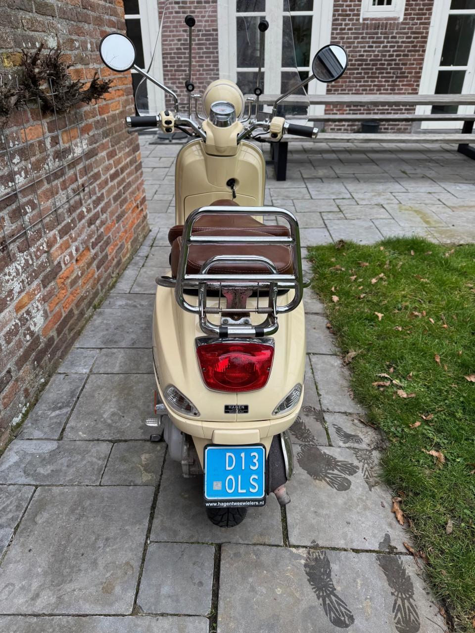 Hele mooie Vespa Piaggio c38, bruin lederen zadel uit 2010