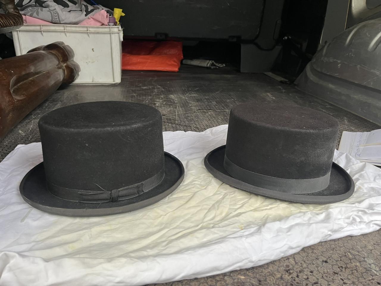 2 Zwarte hoge hoeden Wegener en Elite