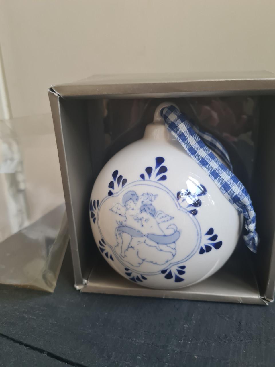 Vintage porseleinen kerstbal Wit met cobalt-blauw Nog in de originele doos