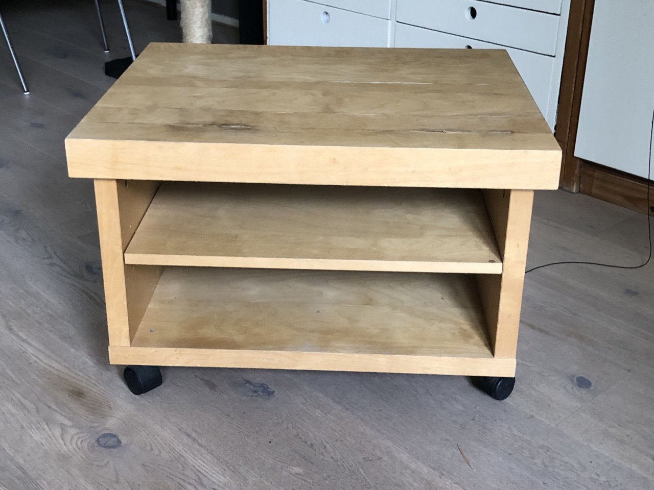 Ikea bijzettafel op wielen