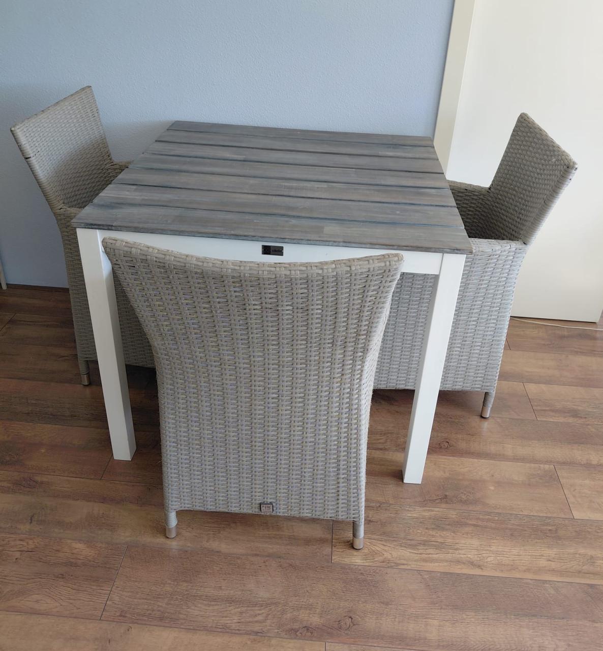 Leuke eettafel met 3 stoelen