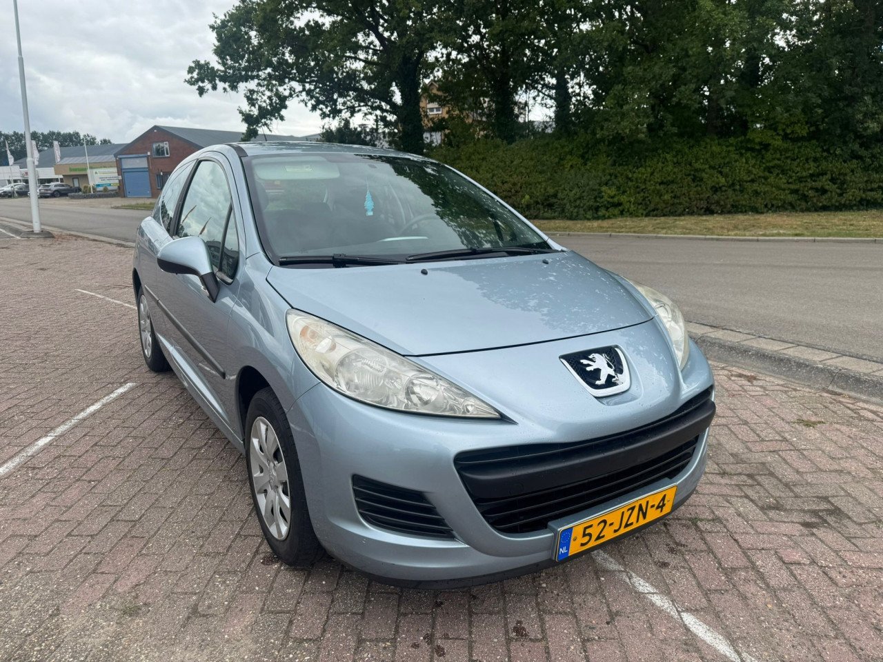 Peugeot 207 bj 2009  1850 euro