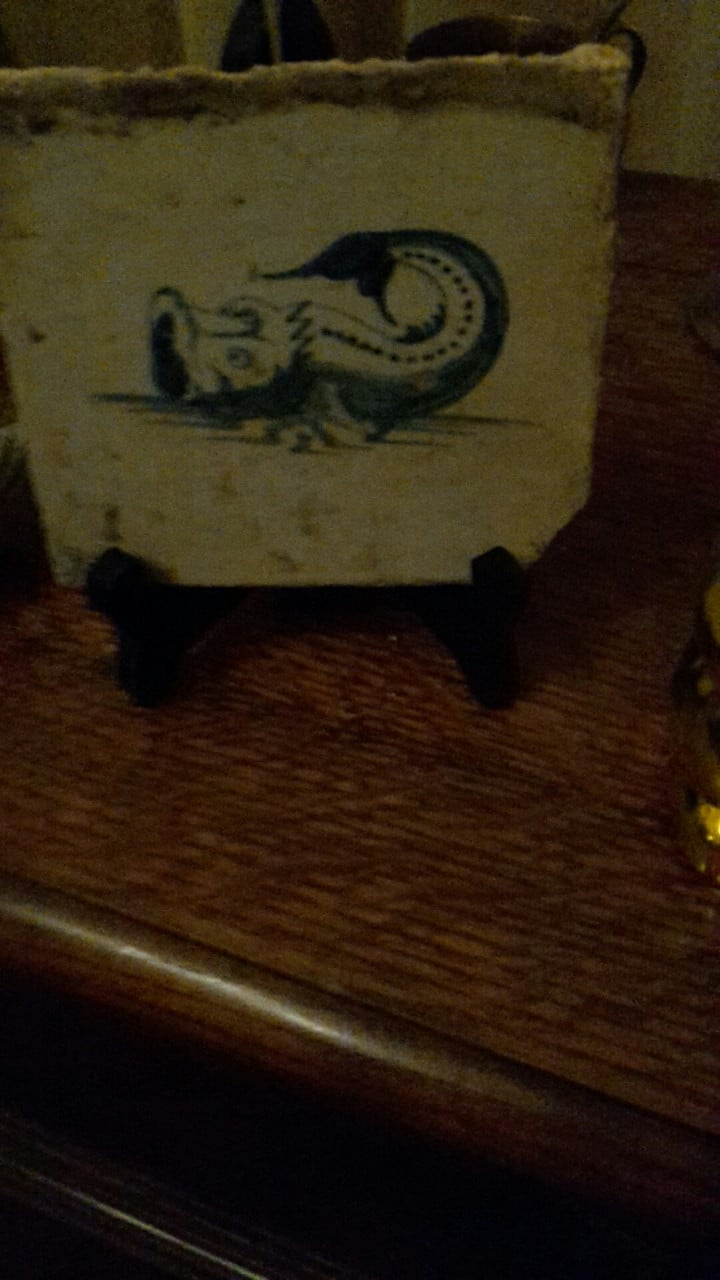 Vroege 17e eeuwse tegel van een zeewezen.