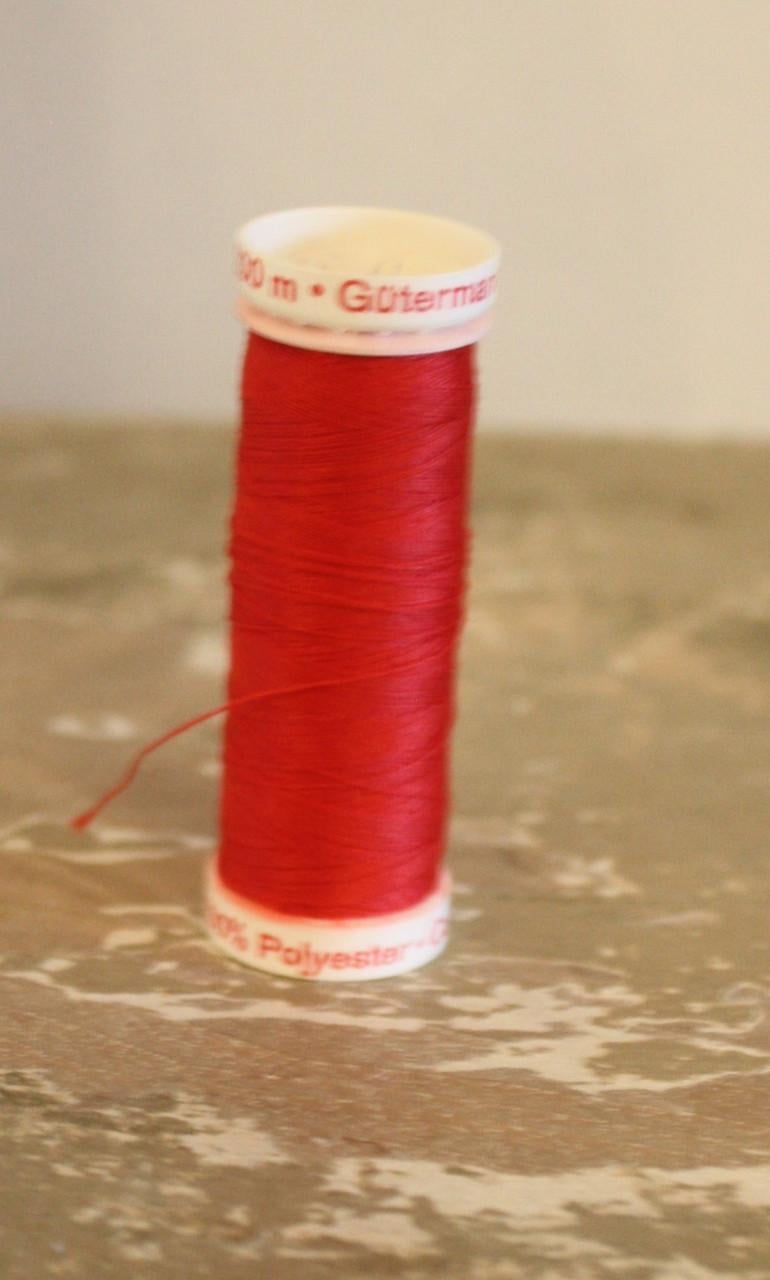 Klosje met rode  garen