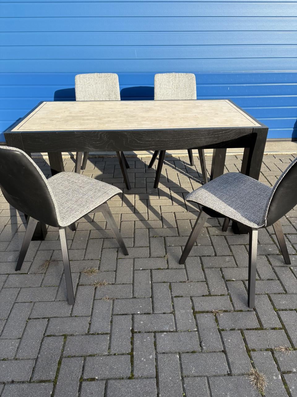 Tafel en stoelen