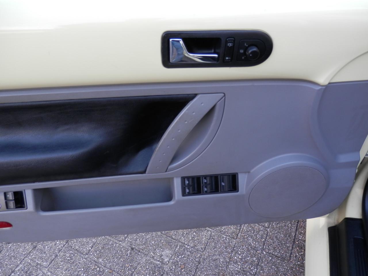 Auto Garant Biedt Aan: Volkswagen Beetle (new) 1.6 Cabrio