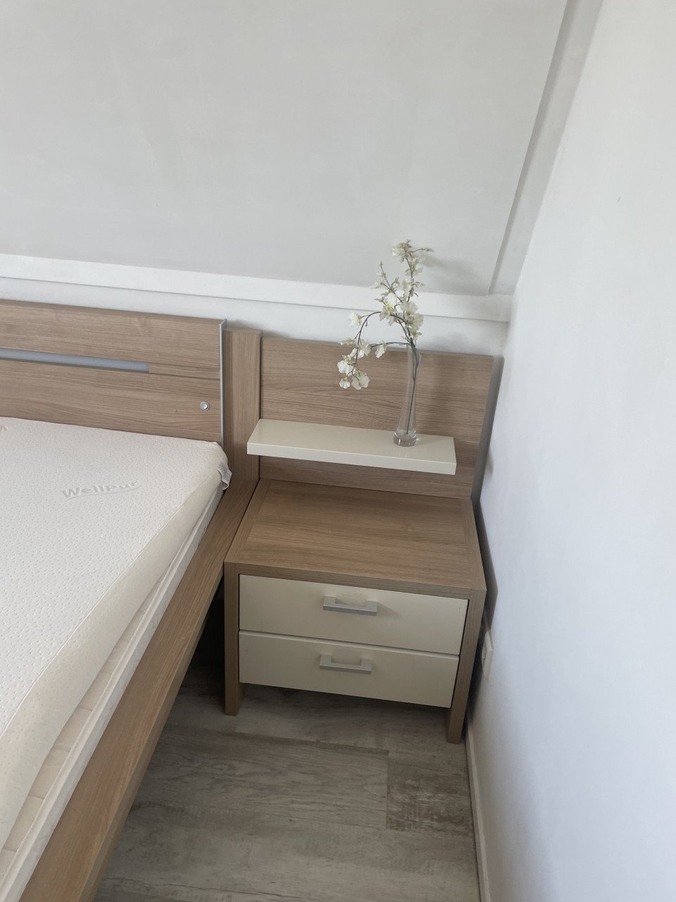 Tweepersoons bed met verlichting, nachtkastjes en toppers