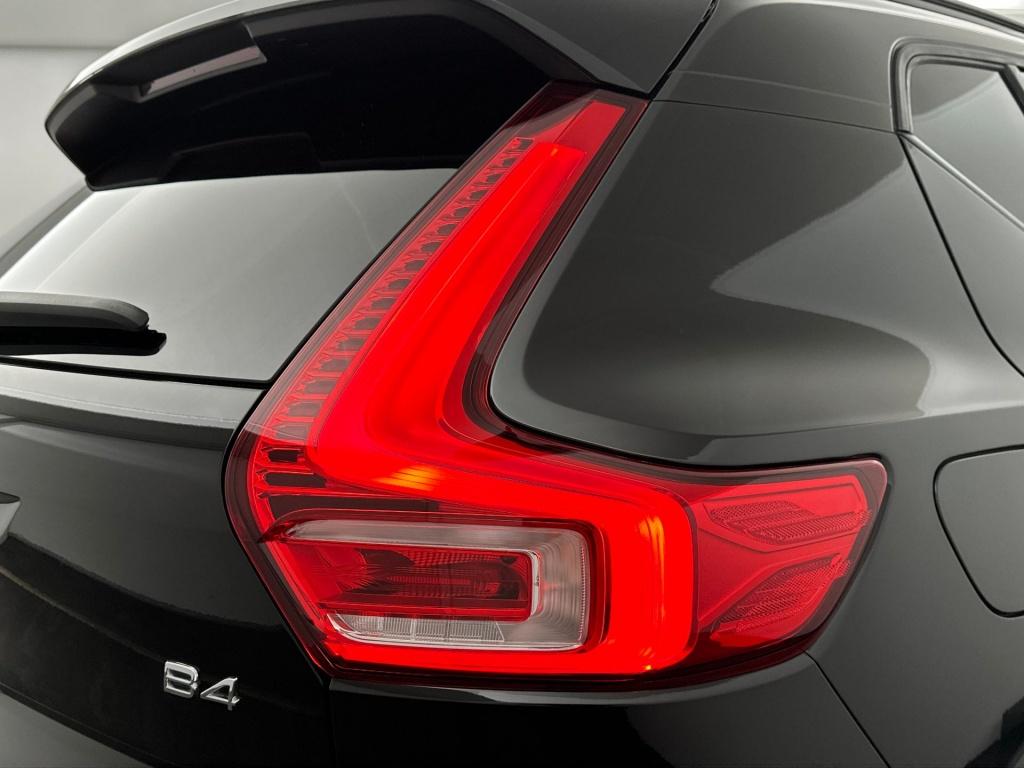 Volvo XC40 b4 194pk plus dark| achteruitrijcamera| trekhaak| adap.cruise