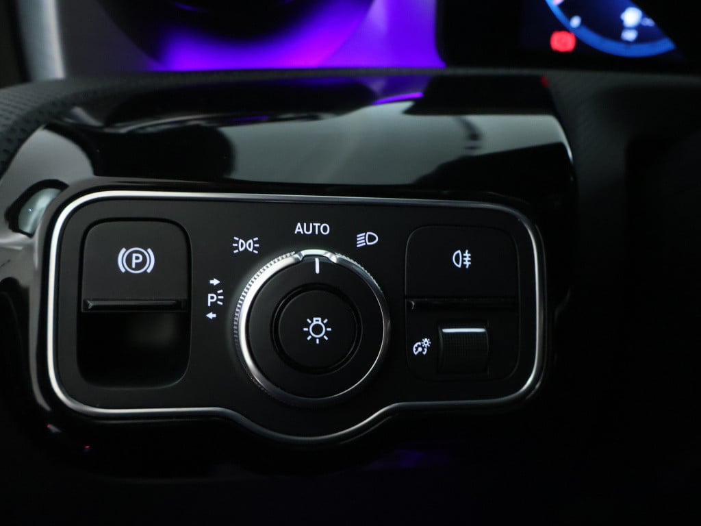 Mercedes-Benz A-Klasse 180 business solution amg | panoramadak | sfeerverli