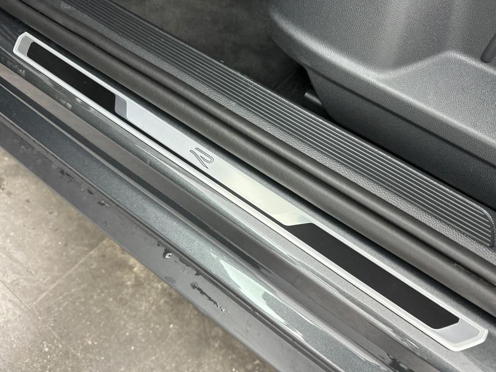 Volkswagen T-roc r-line-edition 1.0 85 kw / 116 pk tsi suv 6 versn. led plu