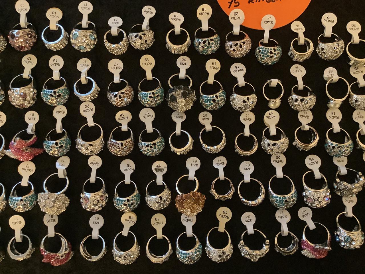 Partij mooie nieuwe ringen. ( partij 89)