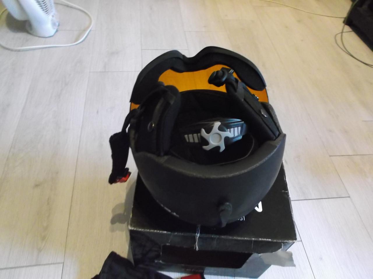 Te koop skihelm met vizier