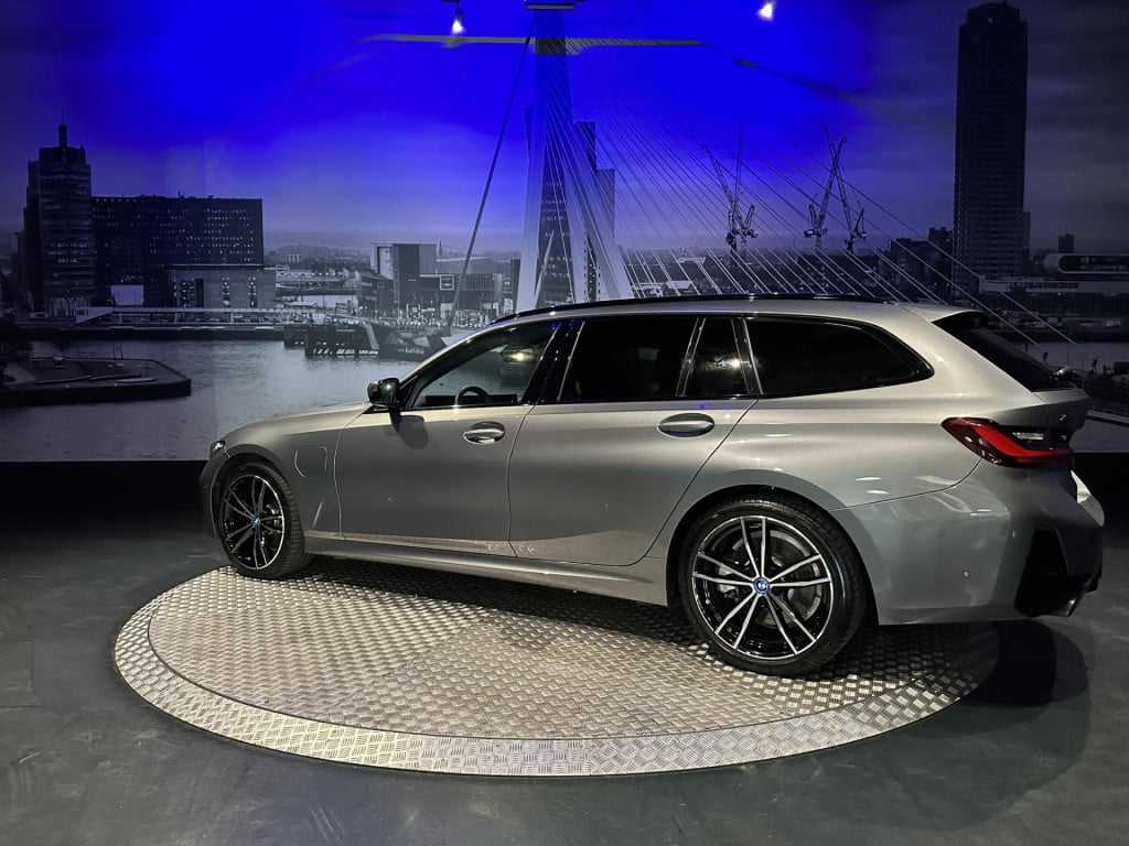 BMW 3-serie touring 330e xdrive *pano*360camera*sportstoelen*laser*