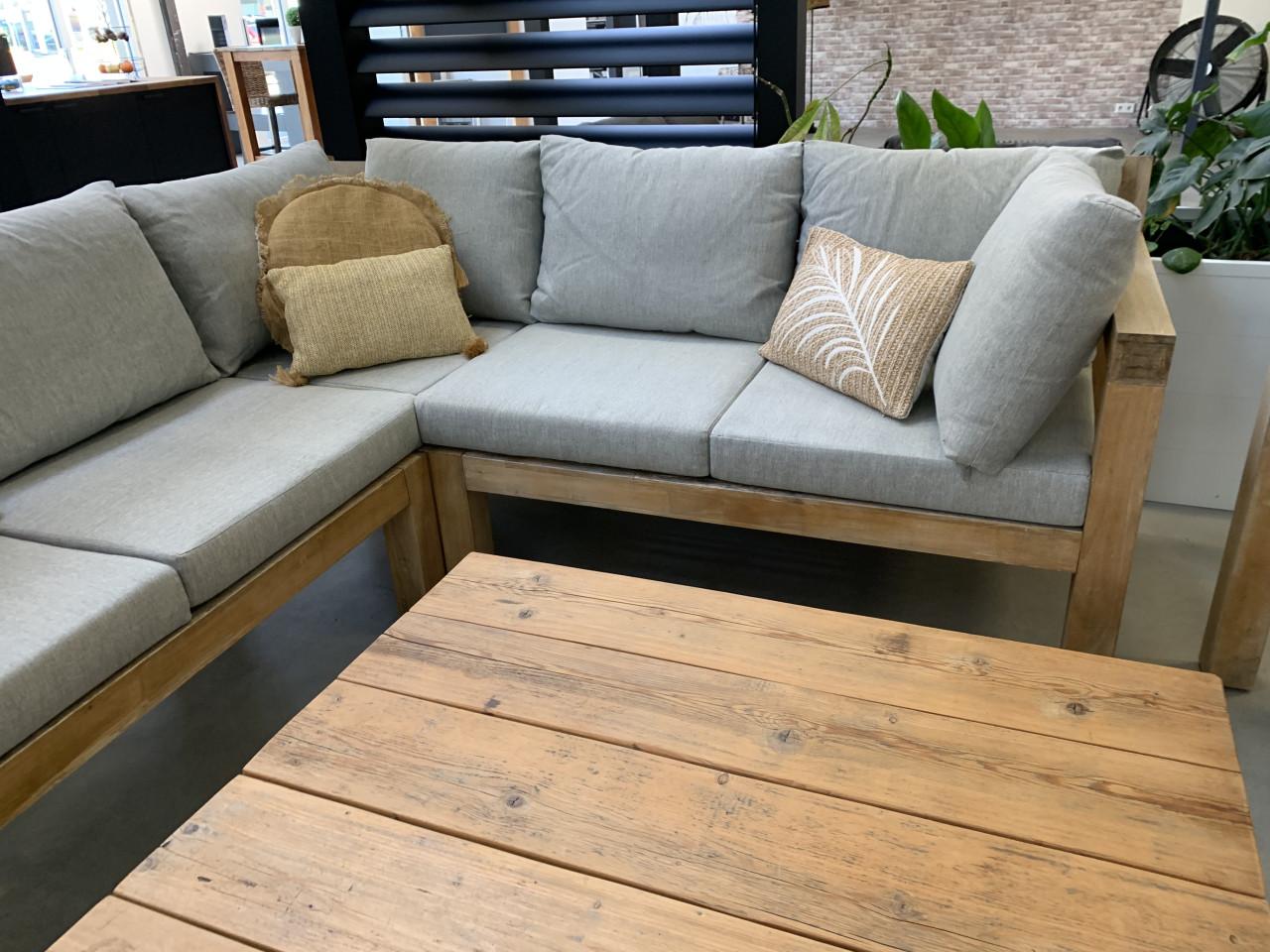 Hardhouten loungeset, met kussens en 2 tafels.