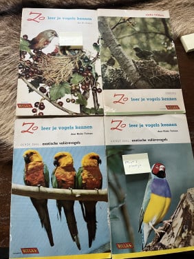 Oude boekjes over vogels met verzamelplaatjes
