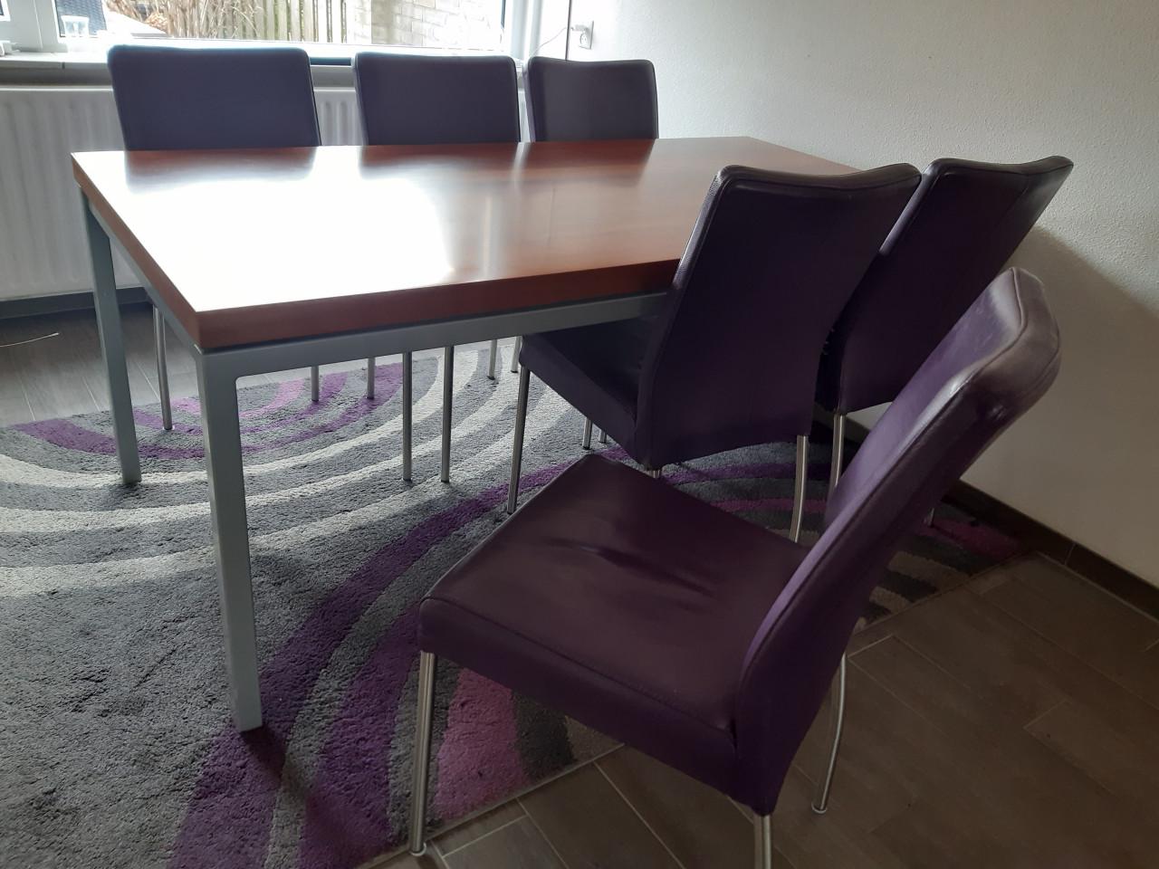 Eethoek, tafel met 6 lederen stoelen