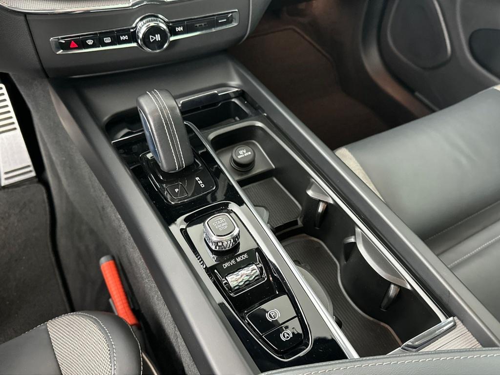 Volvo XC60 b5 264pk r-design| pano| camera| stoelverwarming| trekhaak