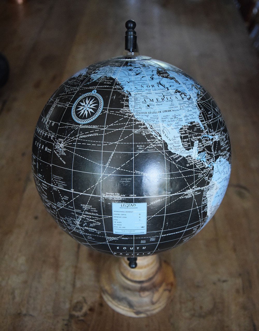 Wereldbol / Globe zwart met houten voet