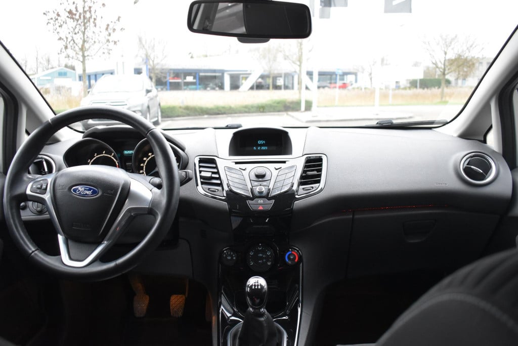 Ford Fiesta 1.0 titanium | nieuwe distributieriem | radio | airco | lichmet