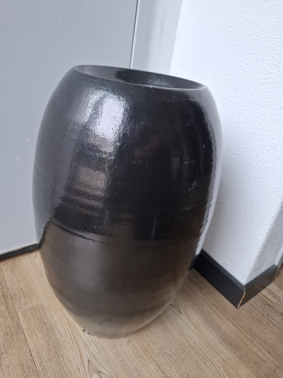 Hoge zwarte vaas