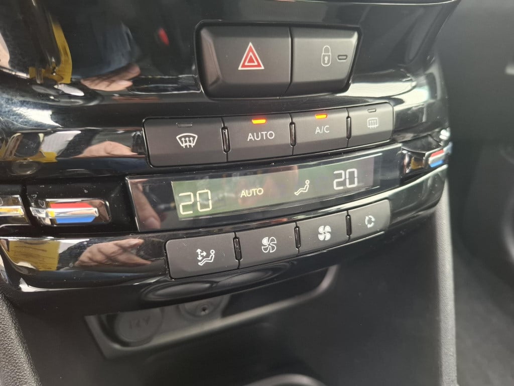 Peugeot 208 1.2 allure nav/clim/lmv/park