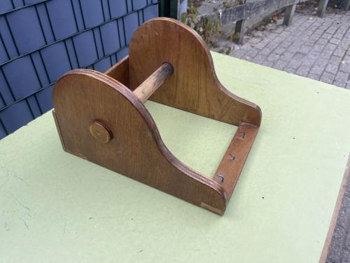 Rolhouder van hout met haakjes