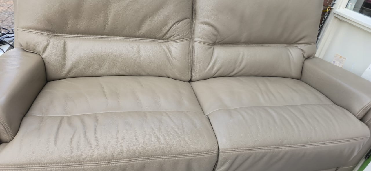Lederen salon in nieuwstaat met relax zetel 2x2 en 1x 2,5 bankstel