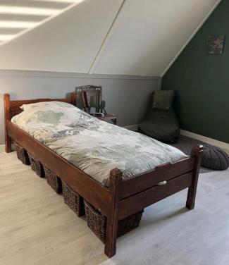 Bruin gebeitst bed hout incl. opbergmanden